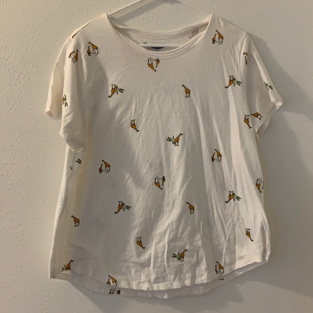 White tee with giraffes